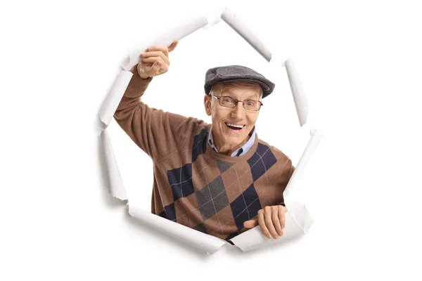 Χαρούμενα Ηλικιωμένος Άνδρας Σπάσιμο Μέσα Από Χαρτί — Φωτογραφία Αρχείου