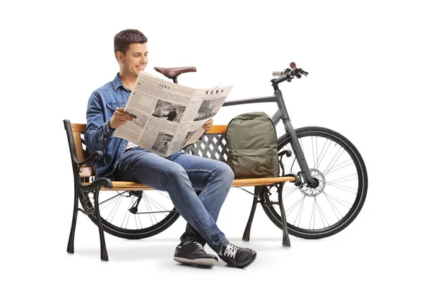 Jovem Com Uma Bicicleta Uma Mochila Sentada Banco Madeira Lendo — Fotografia de Stock