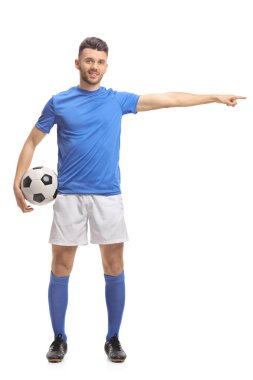 Bir futbolcu portresi tam uzunlukta bir futbol tutarak ve işaret eden beyaz arka plan üzerinde izole