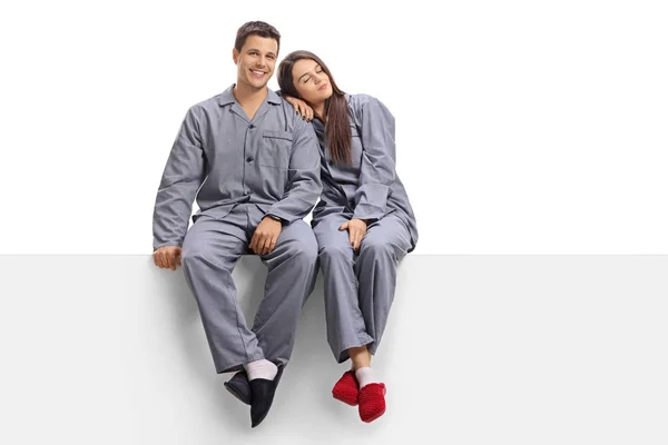 Casal Jovem Vestindo Pijama Sentado Painel Isolado Fundo Branco — Fotografia de Stock