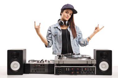 Kadın Dj beyaz arka plan üzerinde izole rock el hareketleri yapma