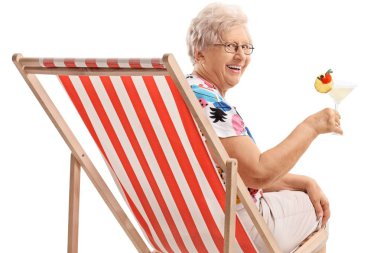 Güverte kokteyl izole üzerinde beyaz bir arka planda tutan bir sandalyede oturmuş Olgun kadın