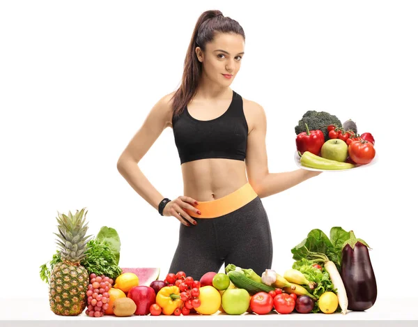 Fitness Mädchen Hinter Einem Tisch Mit Obst Und Gemüse Hält — Stockfoto