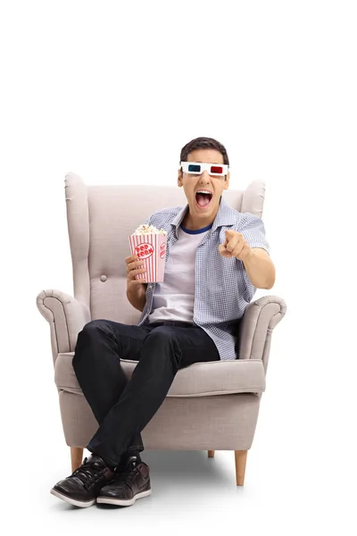 Jonge Man Met Bril Popcorn Zitten Een Leunstoel Lachen Wijzend — Stockfoto