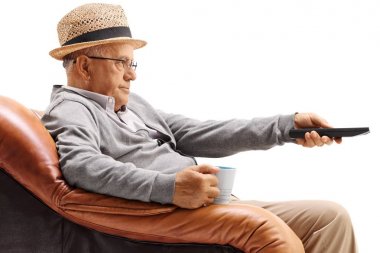 Bir koltukta oturan ve beyaz arka plan üzerinde izole televizyon izlerken sıkıldım yaşlı adam