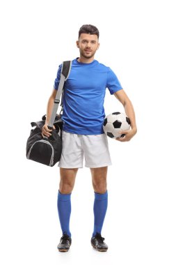 Tam uzunlukta bir futbolcu ile bir spor çantası ve beyaz arka plan üzerinde izole bir futbol portresi