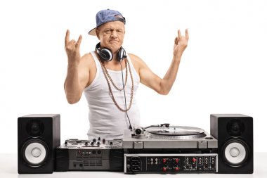 Eski Dj beyaz arka plan üzerinde izole rock el hareketleri yapma