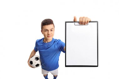 Beyaz arka plan üzerinde izole bir Pano gösterilen genç futbolcu