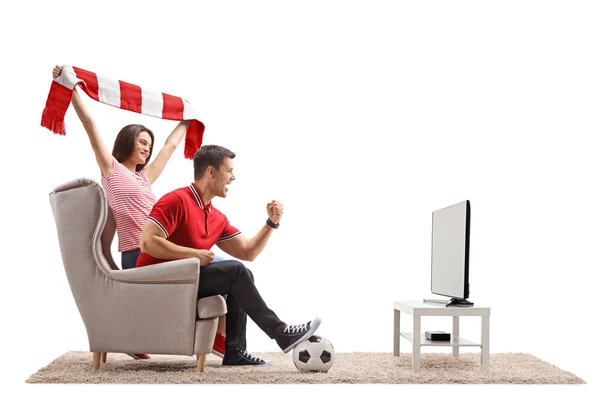 在白色背景下被隔离的电视上观看足球的兴高采烈的足球迷 — 图库照片