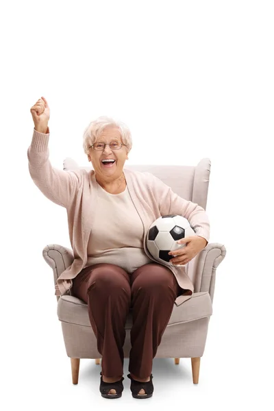 Upphetsad Äldre Kvinna Med Fotboll Sitter Fåtölj Och Hejar Isolerade — Stockfoto