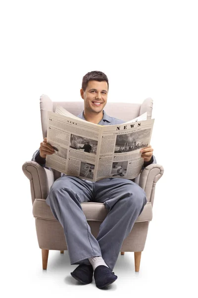 Mann Schlafanzug Sitzt Einem Sessel Hält Eine Zeitung Der Hand — Stockfoto