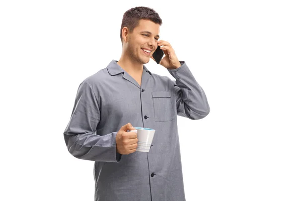 Joven Pijama Hablando Por Teléfono Sosteniendo Una Taza Aislada Sobre —  Fotos de Stock