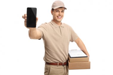 Beyaz arka plan üzerinde izole bir telefon gösterilen kurye