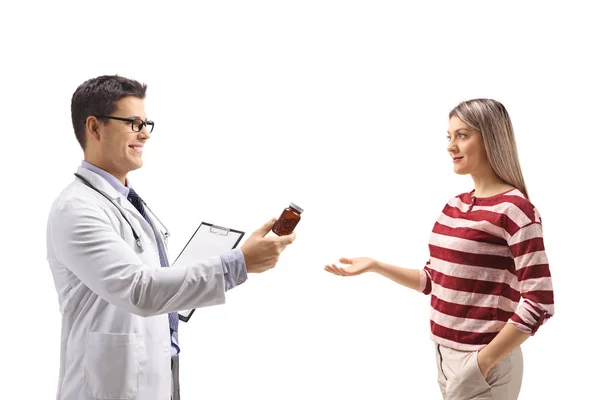 Arzt Gibt Einer Jungen Frau Auf Weißem Hintergrund Eine Flasche — Stockfoto