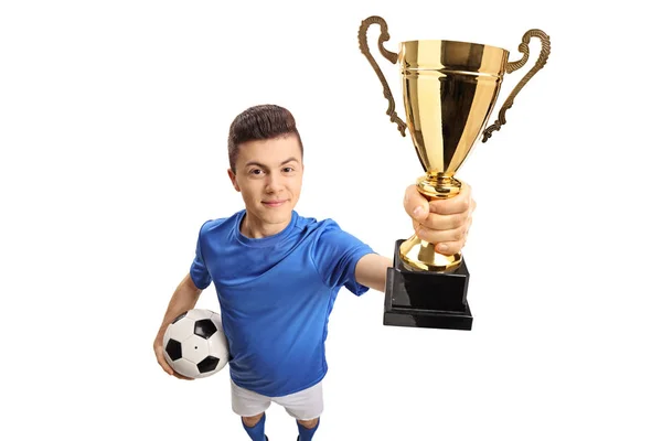 年轻的足球运动员与一个金色奖杯孤立的白色背景 — 图库照片