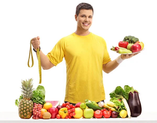 Jovem Atrás Uma Mesa Com Frutas Legumes Segurando Uma Fita — Fotografia de Stock