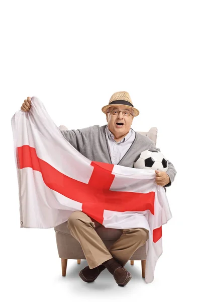 Emocionado Ventilador Fútbol Anciano Sentado Sillón Sosteniendo Una Bandera Inglesa —  Fotos de Stock