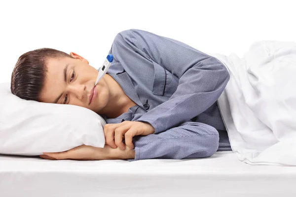 Άρρωστος Έφηβο Ένα Θερμόμετρο Στο Στόμα Ξαπλωμένος Στο Κρεβάτι Που — Φωτογραφία Αρχείου