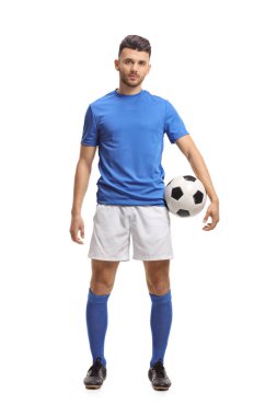Tam uzunlukta bir futbol tutarak ve beyaz arka plan üzerinde izole kamera bakarak bir futbolcu portresi