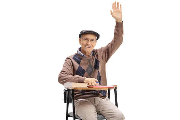 Senior Sitzt Einem Schulstuhl Und Hält Seine Hand Isoliert Auf — Stockfoto