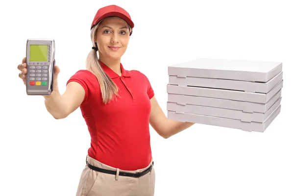 Levering Meisje Houdt Een Betaling Terminal Een Stapel Pizzadozen Geïsoleerd — Stockfoto