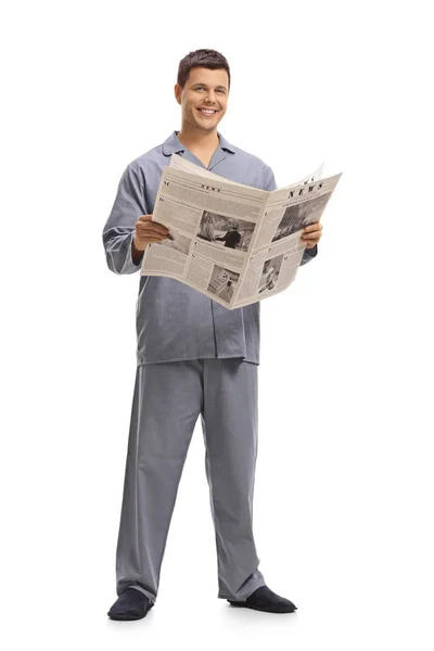 Full Längd Porträtt Ung Man Pyjamas Håller Tidning Som Isolerad — Stockfoto