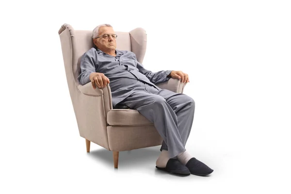 Knorrige Oude Man Pyjama Zitten Een Leunstoel Geïsoleerd Witte Achtergrond — Stockfoto