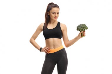 Beyaz arka plan üzerinde izole brokoli kadınla Fitness