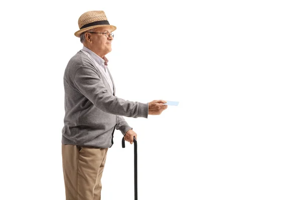 Anciano Sosteniendo Una Tarjeta Crédito Aislada Sobre Fondo Blanco — Foto de Stock