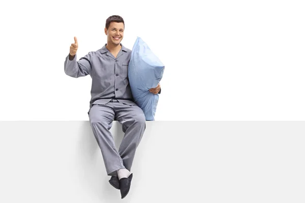 Joven Pijama Sentado Panel Sosteniendo Una Almohada Haciendo Cartel Con —  Fotos de Stock