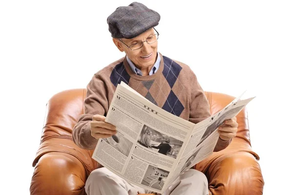 Senior Sentado Sillón Cuero Leyendo Periódico Aislado Sobre Fondo Blanco — Foto de Stock