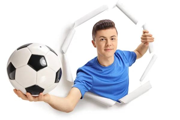 Teenage Fotbollspelare Visar Fotboll Och Bryta Igenom Papper — Stockfoto