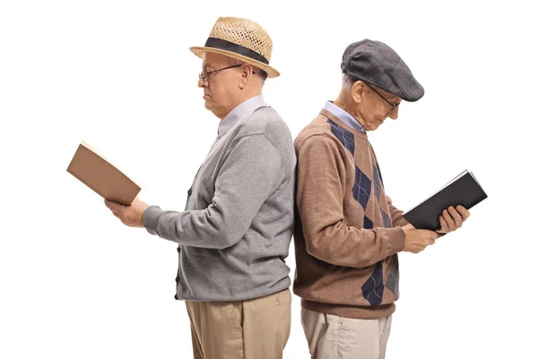 Dois Homens Idosos Costas Contra Outro Lendo Livros Isolados Fundo — Fotografia de Stock