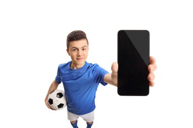 Beyaz arka plan üzerinde izole bir telefon gösterilen genç futbolcu