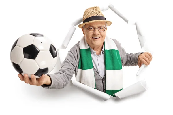 Ouderen Voetbal Fan Met Een Sjaal Een Voetbal Doorbreken Van — Stockfoto