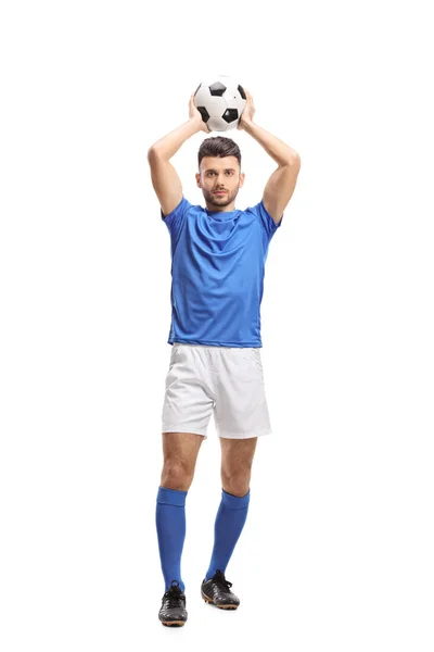 白い背景で隔離のスローインを取るサッカー選手の完全な長さの肖像画 — ストック写真