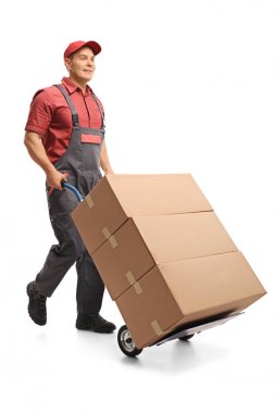 Beyaz arka plan üzerinde izole bir el arabası itme nakliyeci tam uzunlukta portresi