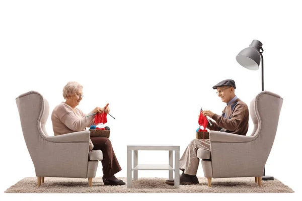 Aînés Assis Dans Des Fauteuils Tricot Isolé Sur Fond Blanc — Photo