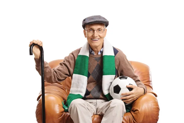 Anciano Fanático Del Fútbol Sentado Sillón Cuero Mirando Cámara Aislada — Foto de Stock