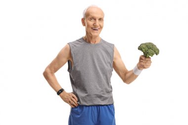 Yaşlı adam beyaz arka plan üzerinde izole brokoli tutan spor giyim