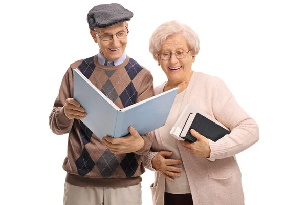 Seniors Διαβάζοντας Ένα Βιβλίο Που Απομονώνονται Λευκό Φόντο — Φωτογραφία Αρχείου