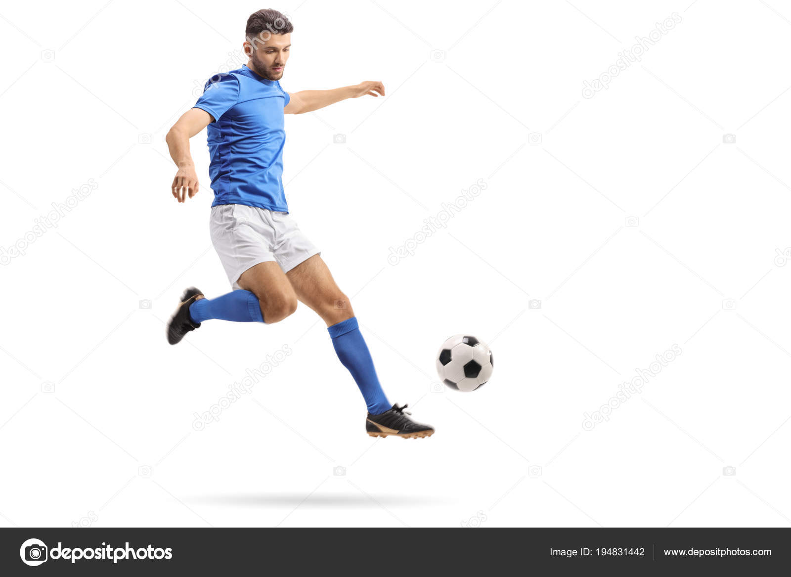 白い背景で隔離のサッカーを蹴って空中でサッカー選手の完全な長さの肖像画 ストック写真 C Ljsphotography