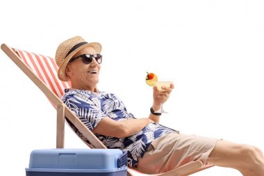 Beyaz arka plan üzerinde izole bir şezlong içinde oturan bir kokteyl ile yaşlı turizm
