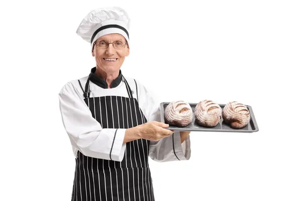 Baker Bezit Een Lade Met Brood Broden Geïsoleerd Witte Achtergrond — Stockfoto
