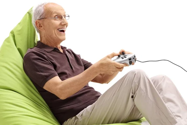 Senior Duduk Beanbag Bermain Video Game Terisolasi Latar Belakang Putih — Stok Foto