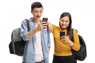 Beyaz arka plan üzerinde izole telefonlar kullanan neşeli genç öğrenciler