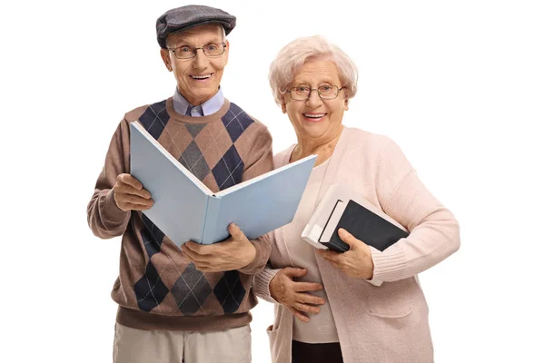 Пожилые Люди Книгами Смотрящими Камеру Улыбающимися Изолированными Белом Фоне — стоковое фото