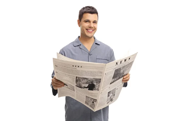 Beyaz Arka Plan Üzerinde Izole Bir Gazete Tutan Pijama Genç — Stok fotoğraf