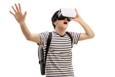 Genç çocuk beyaz arka plan üzerinde izole bir Vr kulaklık kullanarak