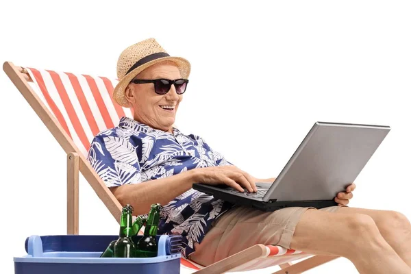 Podeszłym Wieku Turystyczna Laptopa Siedząc Leżaku Obok Pola Chłodzenia Wypełnione — Zdjęcie stockowe